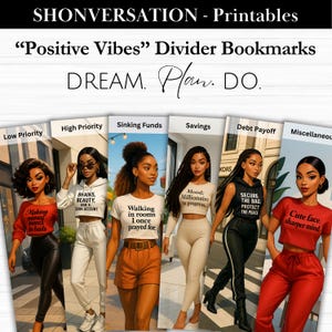 Könnte beinhalten: Sechs "Positive Vibes" Trennzeichen-Lesezeichen mit Illustrationen von Frauen. Jedes Lesezeichen zeigt eine andere Finanzkategorie: Niedrige Priorität, Hohe Priorität, Sinkende Fonds, Ersparnisse, Schuldenrückzahlung und Sonstiges. Der Text "DREAM. Plan. DO." steht oben.