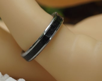 Anello in tungsteno con intarsio nero - Larghezze: 4 mm, 6 mm, 8 mm