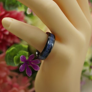 天然ブルーラピスラズリをちりばめたブラックセラミックリング。幅4mm、6mm、または8mmの結婚指輪 - ユニークなリング