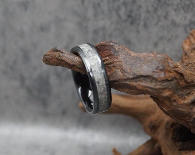 Black Ceramic Yooperlite Inlay Wedding Band - Unique Ring UV glow ring