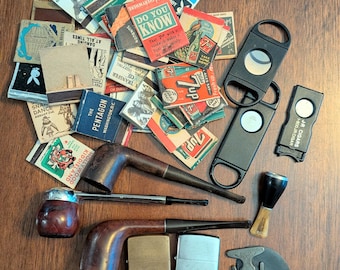 Vintage Lot Pfeifen, Streichholzbriefchen, Feuerzeuge, Zigarrenabschneider, Pfeifenreiniger M2