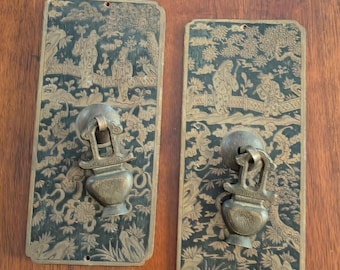 Par de placas traseiras de porta de latão vintage estilo chinês com puxadores gravados asiáticos M2