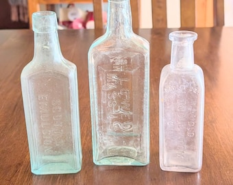 Lot von 3 Vintage 16,5 "- 8,5" hohen Glas Medizinflaschen. Scott's Creme, Ayers Verbindung, Sarsaparilla, Old Onkel Tom