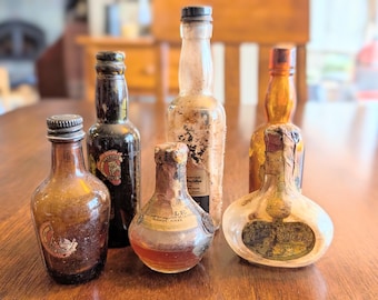 Lot von 6 Miniatur Braun und Klarglas Likör Flaschen einige mit Deckel Korken 4 "-6"