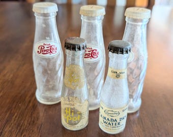 Lot von 5 Miniatur Klarglasflaschen mit Deckeln 3 "-4" Pepsi, kanadisches Trockenwasser, Hi-Spot