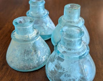 Lot von 4 Vintage Blau Grün Glas Tintenfässer. 2,5" groß