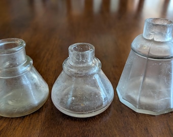 3er Set Vintage Klarglas Tintenfässer. Verschiedene Formen. 3" hoch