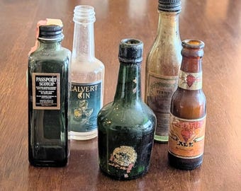 Lot von 5 Miniatur-Braunen, Grünen und Klarglasflaschen einige mit Deckeln 4 "Calvert Gin, Pass, Scotch und mehr