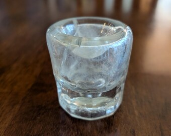 Vintage Klarglas Tintenfass. 2,5 "groß. Einzigartige Form Stil. Hat Riss, siehe Bilder.