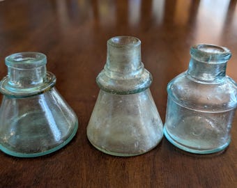 Lot von 3 Vintage Blau Grün Glas Tintenfässer. Verschiedene Formen. 2,5" groß