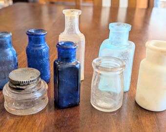 Lot von 8 Vintage weißen, klaren und kobaltblauen Glas Tintenfass und Medizin Flaschen. 2,5 "-3,5" groß