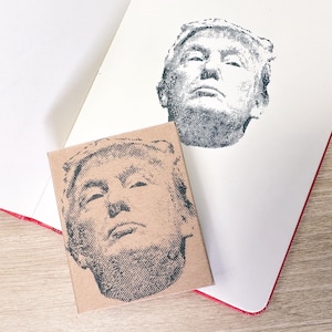 Un francobollo scettico di Trump (funziona anche con la carta igienica)