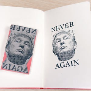 MAI PIÙ: un timbro Trump scettico con testi (funziona con la carta igienica)