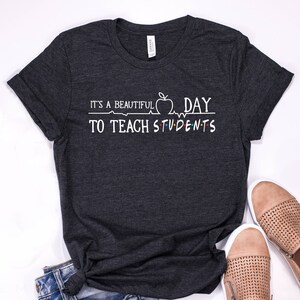 It es A Beautiful Day To Teach Students Shirt, lustiges Lehrer Geburtstagsgeschenk, Mama Geschenk für Lehrer, Lehrer Wertschätzung Tshirt, Baumwollstoff