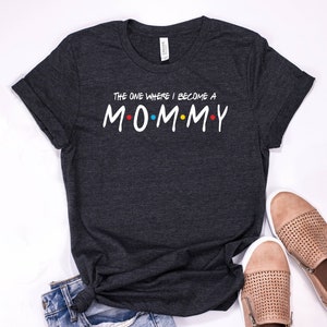 The One Where I Become A Mommy T-Shirt, lustiges Schwangerschafts-Ankündigungsshirt für Mama, personalisierte Schwangere Geschenke, Damen Plus Size Tops
