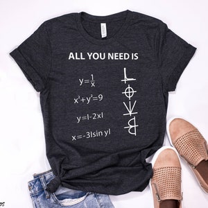 数学の愛だけが必要なシャツ、教師用Tシャツ、教師向けのパーソナライズされたギフト、女性用服、数学教師用トップス、教師の誕生日Tシャツ