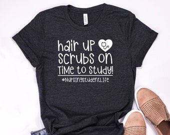Camiseta de estudiante de enfermería: Cabello recogido y uniforme médico - Regalo para futura enfermera