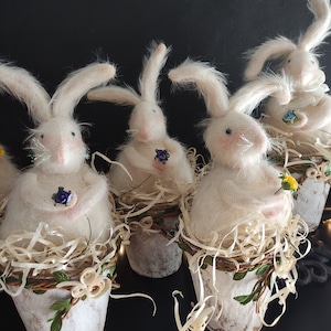 Fluffig påskhare, vit kanin, harefigur i en torvkruka, vårdekor, unik handgjord present för påsk- och kaninälskare