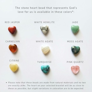 Pu&ograve; includere: Una selezione di perline di pietra a forma di cuore in vari colori, tra cui diaspro rosso, howlite bianca, giada, corniola, agata bianca, agata muschiata, citrino, turchese e quarzo rosa. Il testo indica che le perline rappresentano l'amore di Dio.