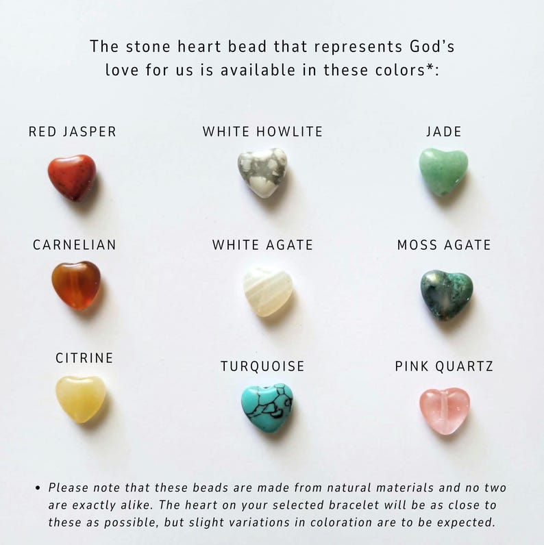 Pu&ograve; includere: Una selezione di perline di pietra a forma di cuore in vari colori, tra cui diaspro rosso, howlite bianca, giada, corniola, agata bianca, agata muschiata, citrino, turchese e quarzo rosa. Il testo indica che le perline rappresentano l'amore di Dio.