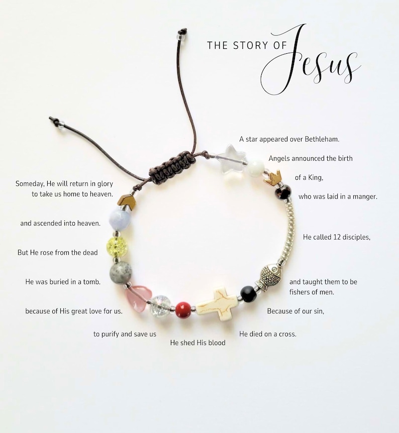 Pu&ograve; includere: Un braccialetto di perline con un cordoncino marrone e varie perline colorate, tra cui una croce, una stella e perline a forma di cuore. Il testo "THE STORY OF Jesus" &egrave; sopra il braccialetto, con testo aggiuntivo.