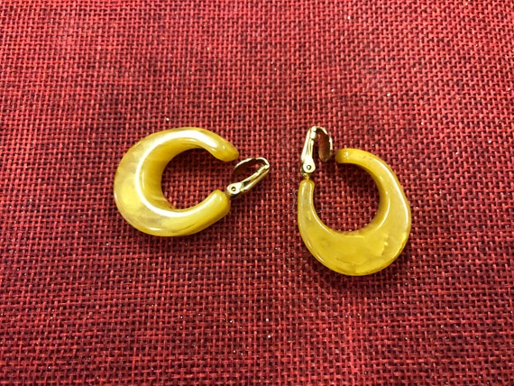 Marble Yellow Bakelite Earrings - Vintage - image 5