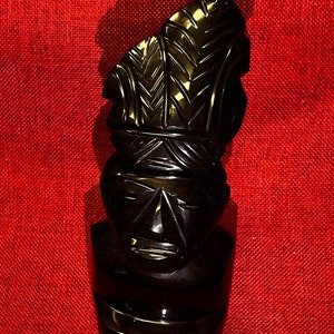 Estatua del jefe Tiki de obsidiana