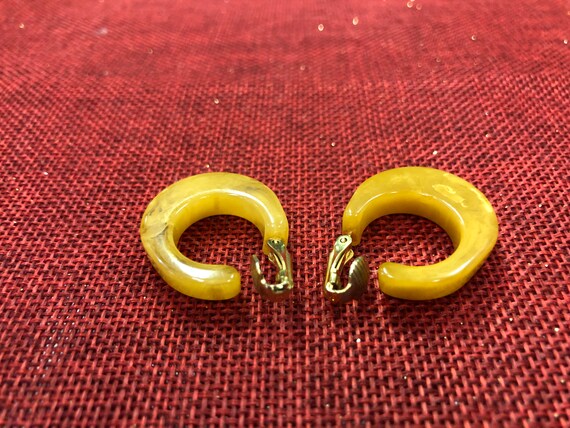 Marble Yellow Bakelite Earrings - Vintage - image 3