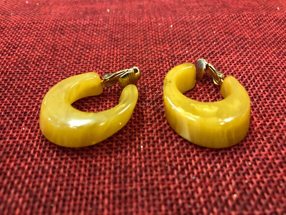 Marble Yellow Bakelite Earrings - Vintage - image 2