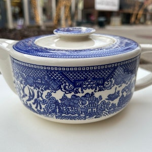 Blue Willow Teapot- no Makers Mark- Four Cup Teapot -  Midcentury Modern Teapot Design - Flat top Teapot