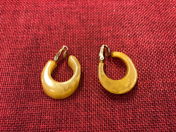 Marble Yellow Bakelite Earrings - Vintage - image 4