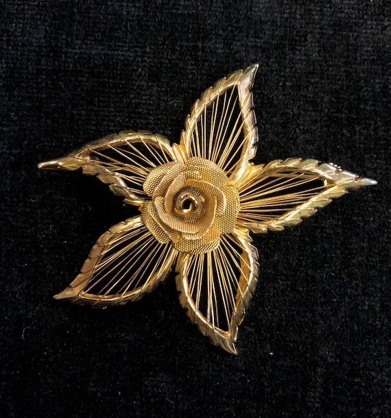 Sweet Spun Wire Gold Rose Pin/Brooch