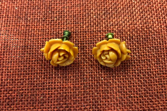 Rosebud Coral Earrings - Vintage 1940s - image 3