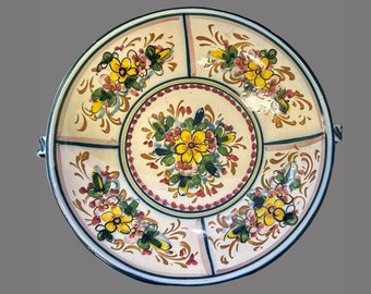 Portugiesische handbemalte Blumenschale – Keramikschale – markiert mit 4/49 AE Portugal SM – Blumenmuster aus den 1940er Jahren – Obstschale als Herzstück