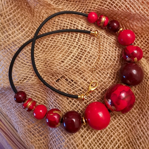 collana rossa e oro