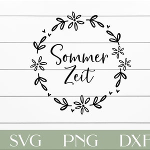 Könnte beinhalten: Schwarz-weißes Grafikdesign mit einem floralen Kranz und dem Text "Sommer Zeit" in einer kursivschrift.