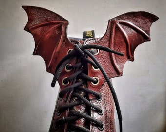 革製のコウモリの靴の羽：ハロウィンブーツアクセサリー、オルタナティブファッション