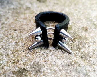 Anillo de cuero puntiagudo: joyería punk alternativa y vanguardista