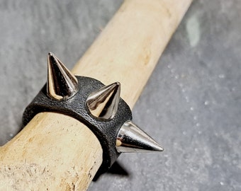 Anillo de cuero negro con pinchos: joyería de motociclista para hombres y adolescentes