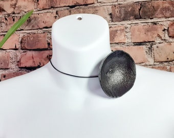 Czarny skórzany choker: nowoczesny naszyjnik ze sznurka w stylu boho