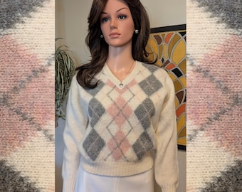 Vintage 1980s Irish Ivory, Grey & Pink Argyle 100% Shetland Wool V-Neck Sweater / 80s Ireland Preppy Academia Knit Pullover