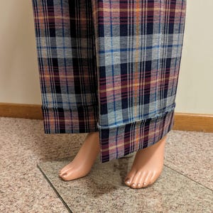 Op de afbeelding: Grijze, blauwe en bordeauxrode geruite pyjamabroek met een omslagzoom.