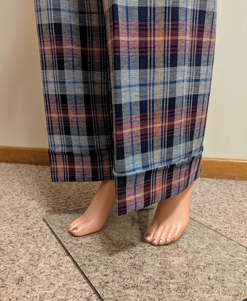 Op de afbeelding: Grijze, blauwe en bordeauxrode geruite pyjamabroek met een omslagzoom.