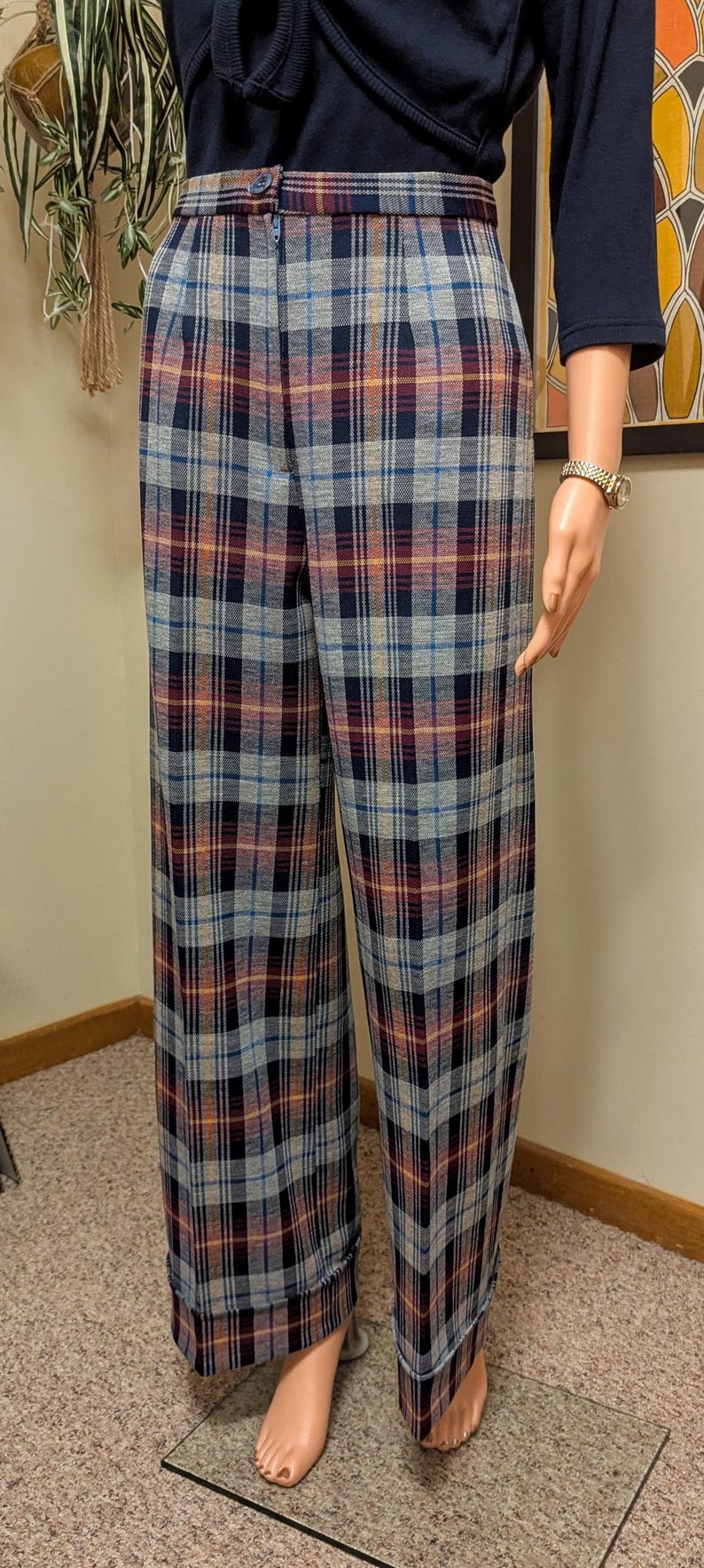 Op de afbeelding: Brede, geruite broek met een blauw, oranje en rood geruit patroon. De broek heeft een omslagzoom en een rits.