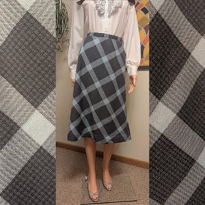 Vintage 1970s Grey Plaid Knit A-line Knee Length Skirt / 70s 80s Office Fall Winter Gray