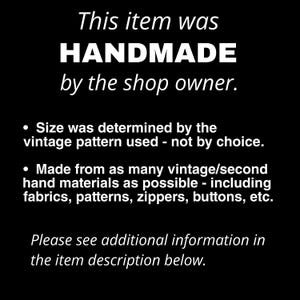 Op de afbeelding: Zwart-witte tekst op een zwarte achtergrond. De tekst luidt: "Dit item is HANDGEMAAKT door de eigenaar van de winkel. &bull; De maat is bepaald door het gebruikte vintage patroon - niet door keuze. &bull; Gemaakt van zoveel mogelijk vintage/tweedehands materialen - inclusief stoffen, patronen, ritsen, knopen, etc. Zie de extra informatie in de productbeschrijving hieronder."