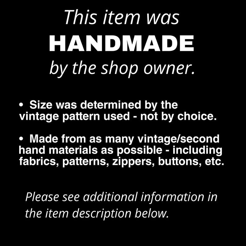 Op de afbeelding: Zwart-witte tekst op een zwarte achtergrond. De tekst luidt: "Dit item is HANDGEMAAKT door de eigenaar van de winkel. &bull; De maat is bepaald door het gebruikte vintage patroon - niet door keuze. &bull; Gemaakt van zoveel mogelijk vintage/tweedehands materialen - inclusief stoffen, patronen, ritsen, knopen, etc. Zie de extra informatie in de productbeschrijving hieronder."