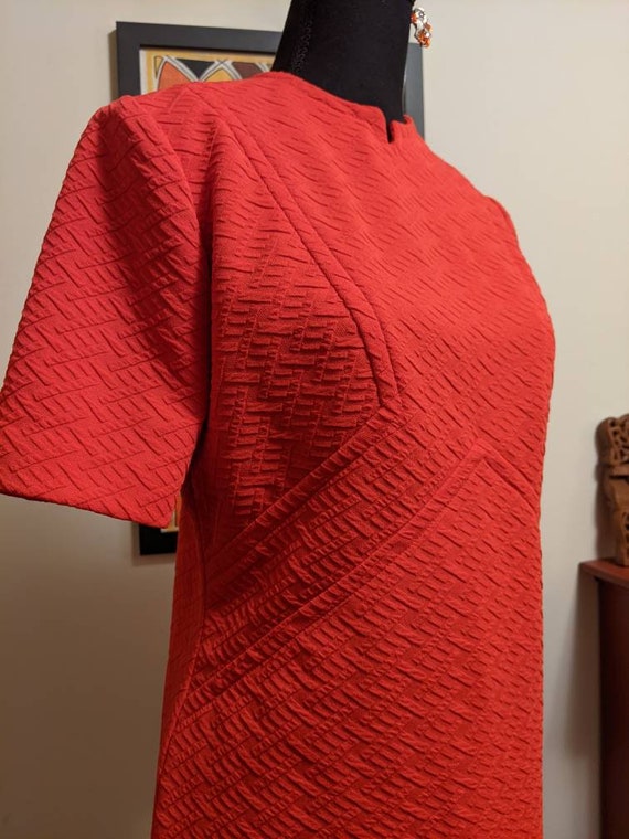 Vintage 1960s Bright Red Textured Polyester Shift… - image 3