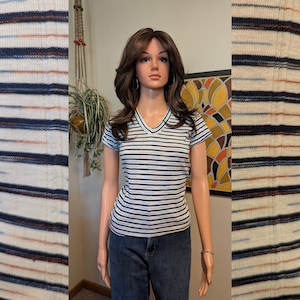 Vintage 1970s White & Navy Space Dye Striped V-Neck T-Shirt Short Sleeve Knit Top / 70s Sporty Spring Summer Casual