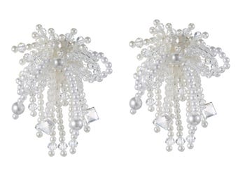 Hermosos aretes colgantes y colgantes con cuentas de cristal y perlas deslumbrantes